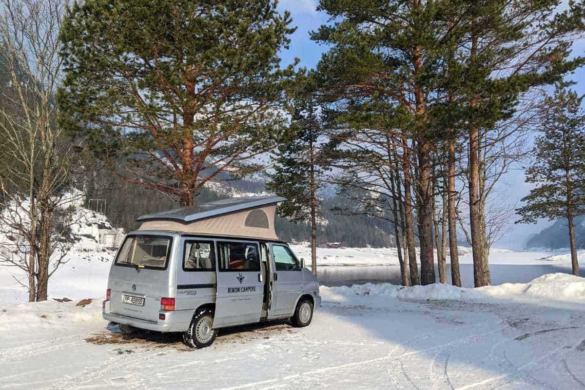 Camping de invierno en autocaravana en Noruega.