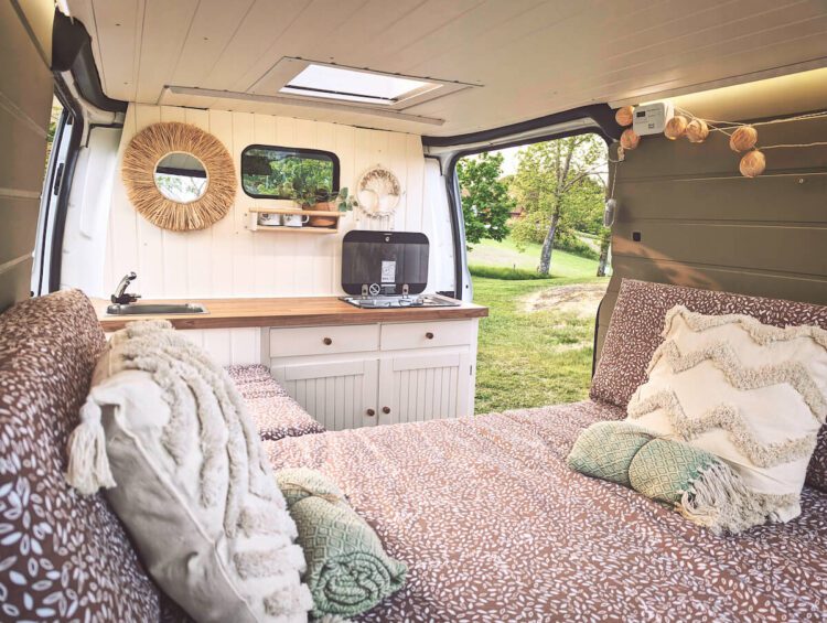 Lit de camping-car et cuisine sur mesure