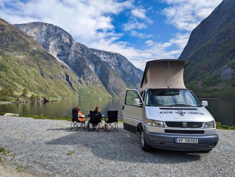 Camping en autocaravana junto al fiordo de Nærøyfjord