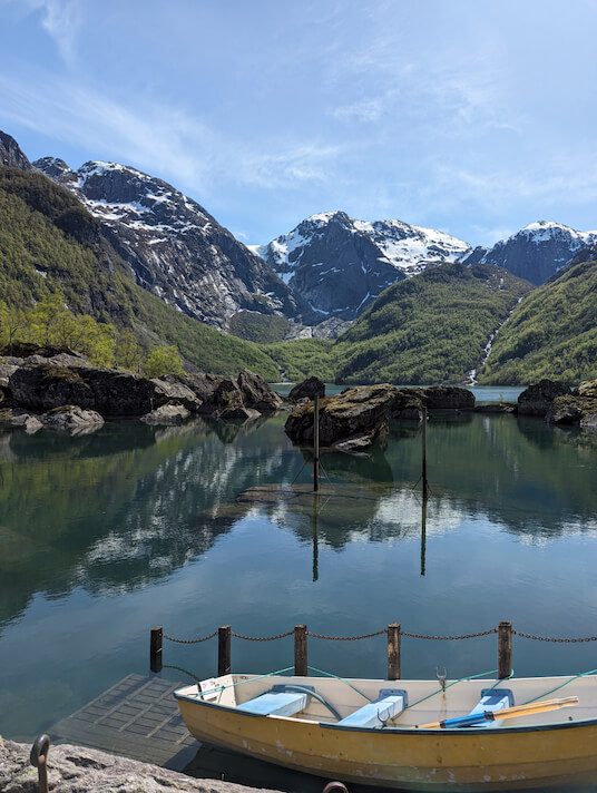 Barco en un lago glaciar Bondhusvatnet