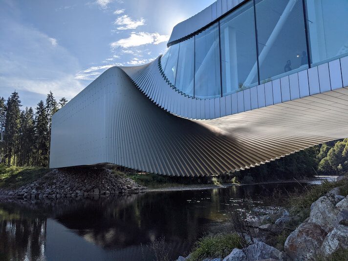 pont, galerie et sculpture en un