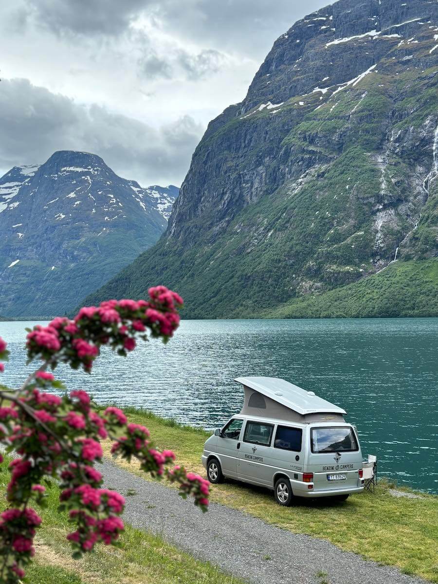 Camper Volkswagen in campeggio sul lago Lovatnet in Norvegia