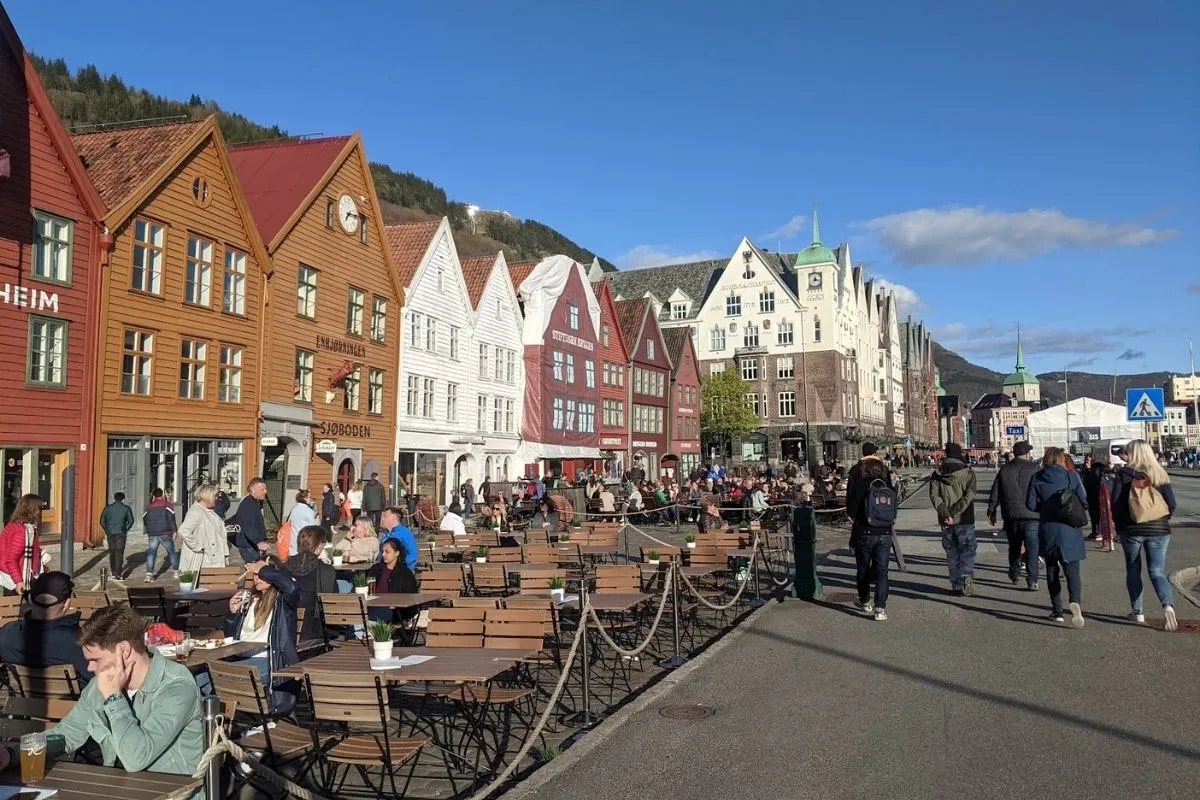 Bergen brygga full of people enjoying sun outside